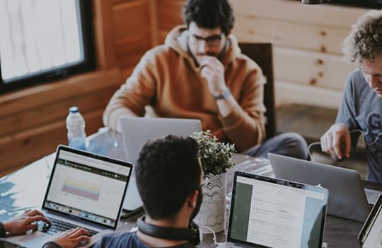 Marketing nieruchomości – zespół przy laptopach